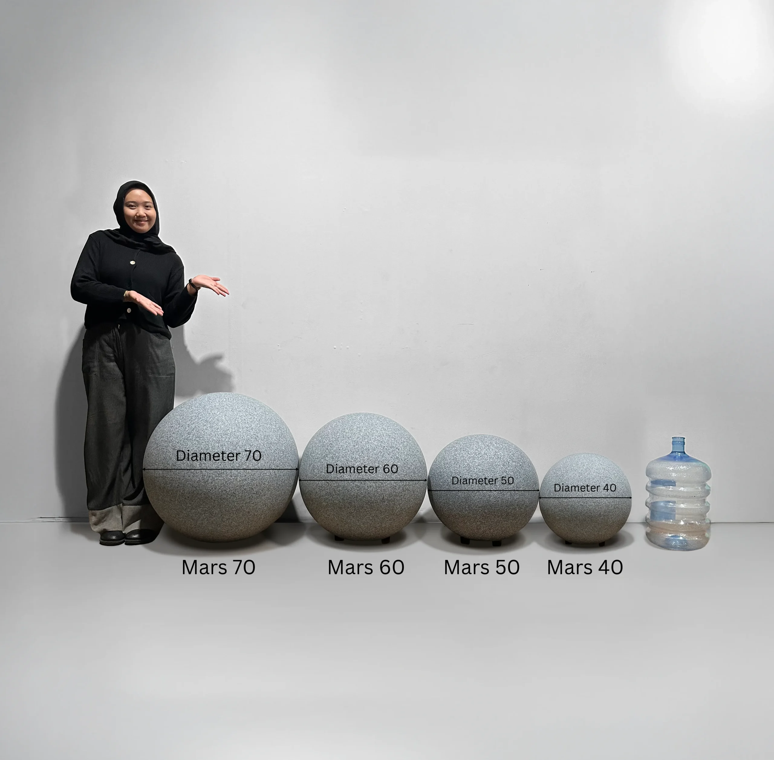Perbandingan ukuran lampu taman Mars by Ellogrin Ø40, 50, 60, dan 70 cm