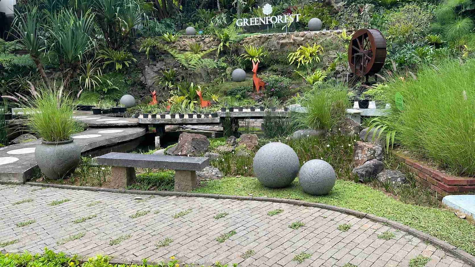Lampu taman Mars by Ellogrin di Gajog pada siang hari
