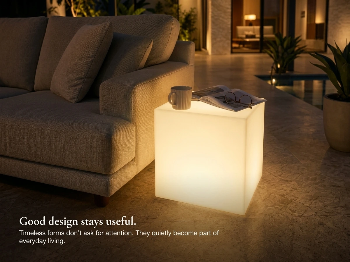 LED Cubic sebagai meja samping sofa, dengan majalah dan kacamata di atasnya