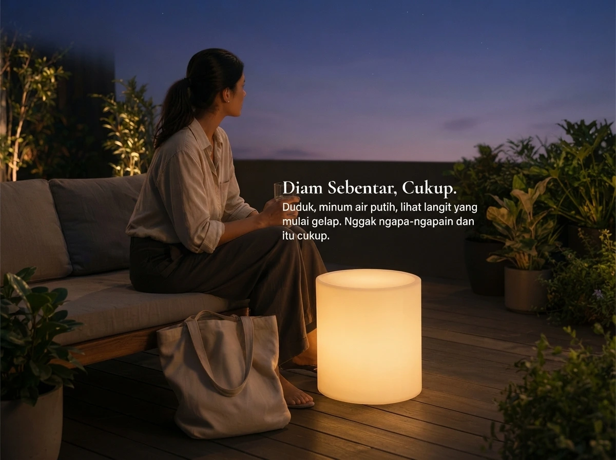 Perempuan duduk di teras sambil memegang segelas air dengan kursi LED CYLO menyala di sampingnya