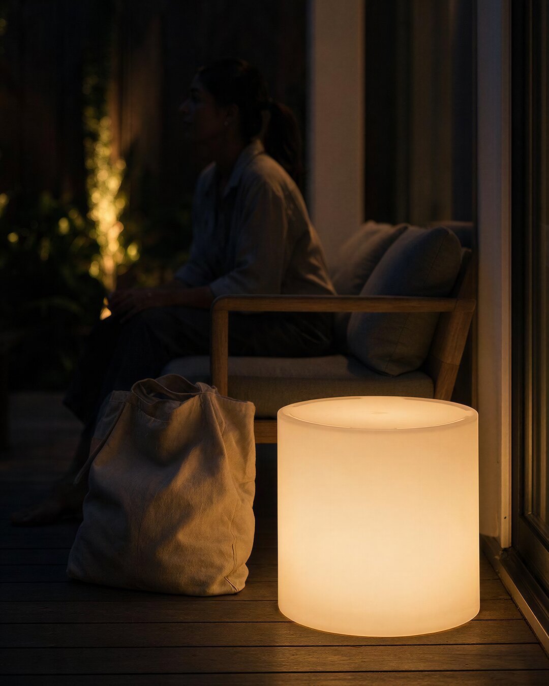 Lampu LED CYLO by Ellogrin menyala hangat di malam hari