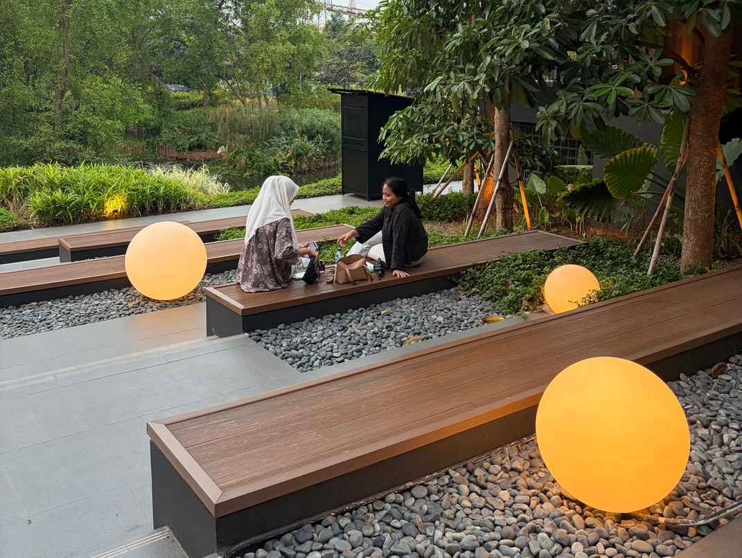 Lampu taman Mars Translucent di Arena Lakeside